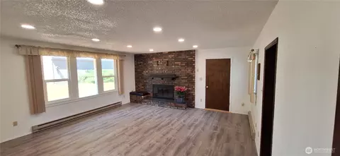 Living - 2768 Highway 603, Winlock, WA 98596 photo 2 of 3