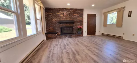 Living - 2768 Highway 603, Winlock, WA 98596 photo 3 of 3