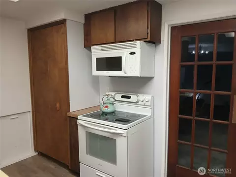 Kitchen - 2768 Highway 603, Winlock, WA 98596 photo 4 of 4