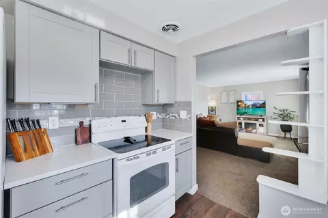 Kitchen - 2415 E Bismark Ave, Spokane, WA 99208 photo 6 of 6
