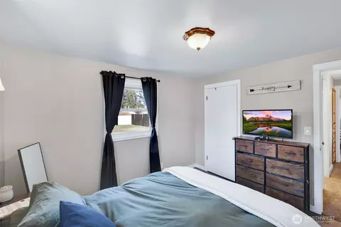 Bedroom - 2415 E Bismark Ave, Spokane, WA 99208 photo 2 of 5