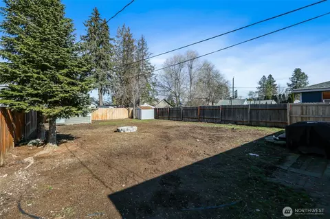 Exterior - 2415 E Bismark Ave, Spokane, WA 99208 photo 4 of 5