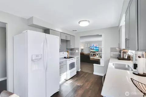 Kitchen - 2415 E Bismark Ave, Spokane, WA 99208 photo 4 of 6