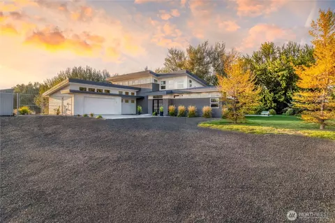 92 Doans Ln, College Place, WA 99324