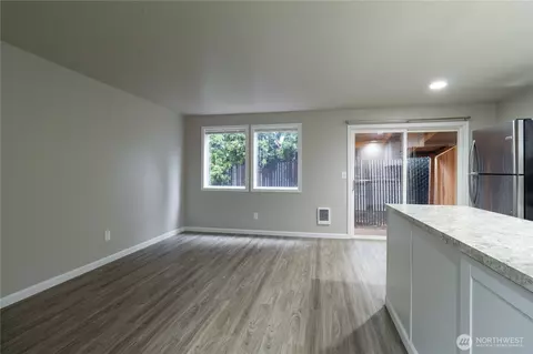 Living - 256 SE Weir St, Camas, WA 98607 photo 2 of 4
