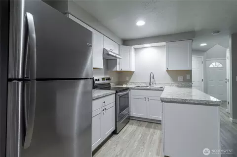 Kitchen - 256 SE Weir St, Camas, WA 98607 photo 3 of 4
