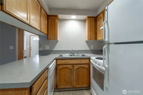 Kitchen - 256 SE Weir St, Camas, WA 98607 photo 4 of 4
