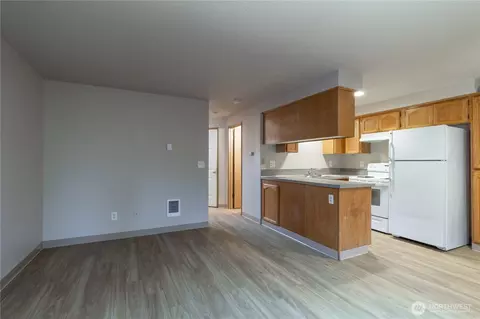 Living - 256 SE Weir St, Camas, WA 98607 photo 4 of 4