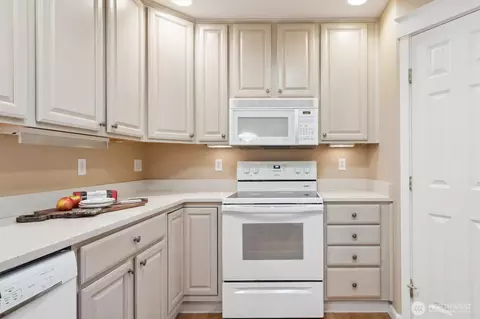 Kitchen - 160 E Soderberg Rd #N38, Allyn, WA 98524 photo 2 of 5