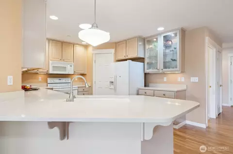Kitchen - 160 E Soderberg Rd #N38, Allyn, WA 98524 photo 4 of 5