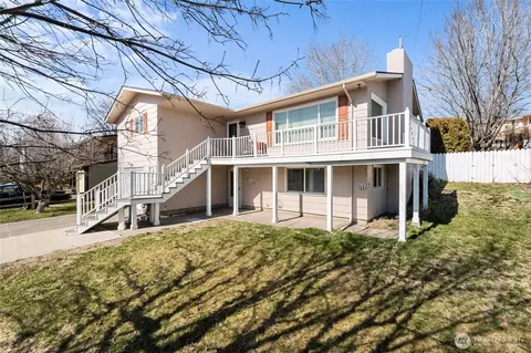 231 SE Valley Dr, College Place, WA 99324