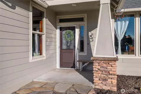 Entry Way - 111 Breezeway Dr, Longview, WA 98632 photo 1 of 2