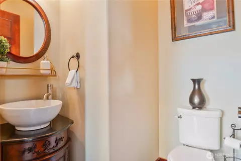 Bath - 111 Breezeway Dr, Longview, WA 98632 photo 3 of 4