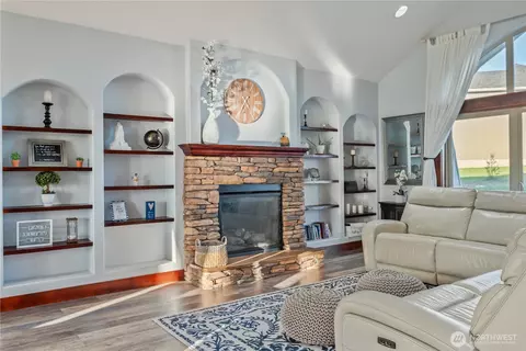 Living - 111 Breezeway Dr, Longview, WA 98632 photo 1 of 2