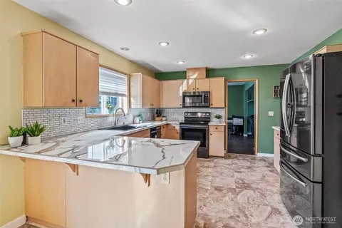 Kitchen - 4345 Pine St, Longview, WA 98632 photo 2 of 3