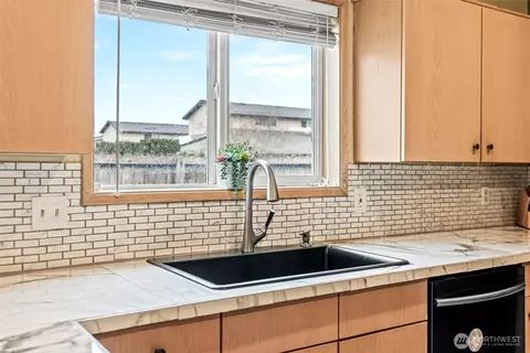 Kitchen - 4345 Pine St, Longview, WA 98632 photo 3 of 3