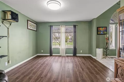 Living - 4345 Pine St, Longview, WA 98632 photo 1 of 3