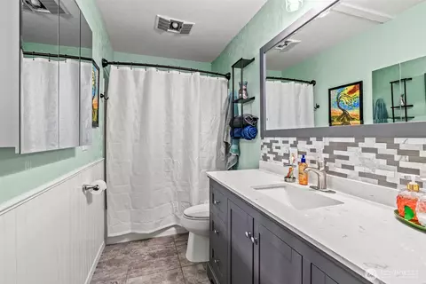 Bath - 4345 Pine St, Longview, WA 98632 photo 2 of 4