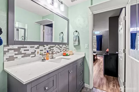 Bath - 4345 Pine St, Longview, WA 98632 photo 3 of 4