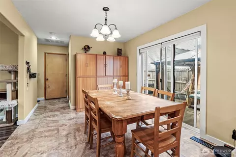 Dining - 4345 Pine St, Longview, WA 98632 photo 1 of 2