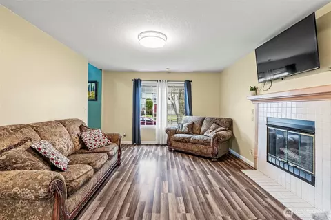 Living - 4345 Pine St, Longview, WA 98632 photo 2 of 3