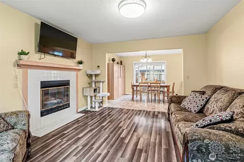 Living - 4345 Pine St, Longview, WA 98632 photo 3 of 3