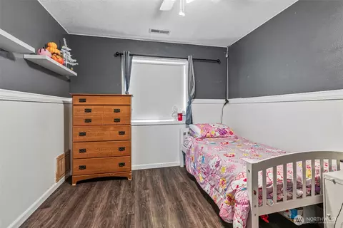 Bedroom - 4345 Pine St, Longview, WA 98632 photo 3 of 4