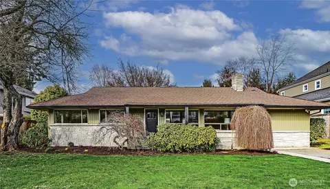 9700 NE 27th St, Clyde Hill, WA 98004