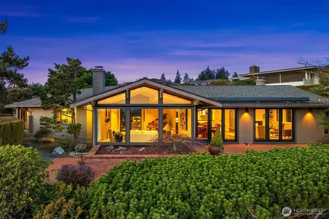 9001 NE 16th St, Clyde Hill, WA 98004