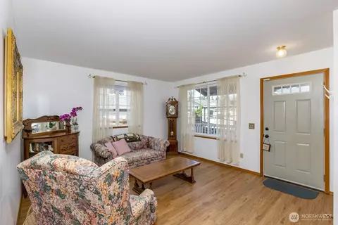 Entry Way - 7618 Rainier Dr, Everett, WA 98203 photo 1 of 1