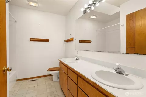 Bath - 2108 Colby Ave, Everett, WA 98201 photo 1 of 2