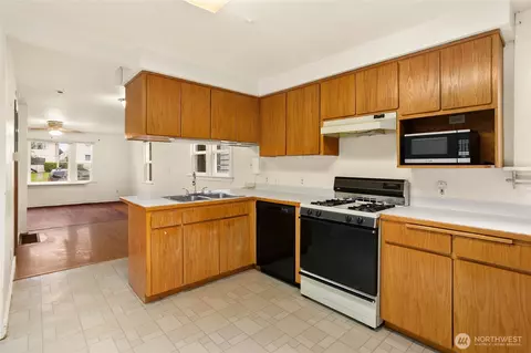 Kitchen - 2108 Colby Ave, Everett, WA 98201 photo 2 of 4