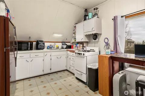 Kitchen - 2108 Colby Ave, Everett, WA 98201 photo 4 of 4