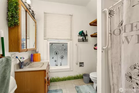Bath - 2108 Colby Ave, Everett, WA 98201 photo 2 of 2