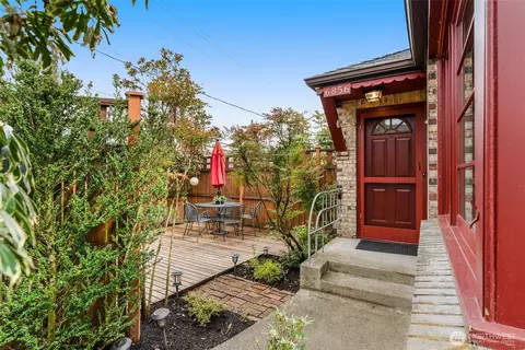 6856 32nd Ave NE, Seattle, WA 98115