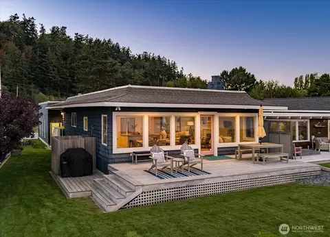 1888 Shore Ave, Freeland, WA 98249