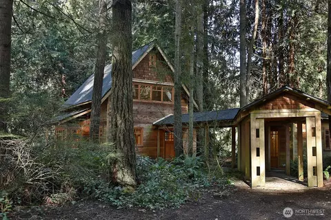 3771 Woodland Hall Ln, Clinton, WA 98236