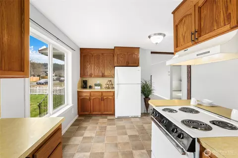 Kitchen - 16410 92nd St E, Sumner, WA 98390 photo 5 of 7