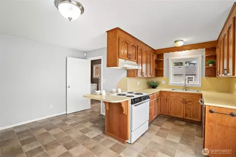 Kitchen - 16410 92nd St E, Sumner, WA 98390 photo 2 of 7