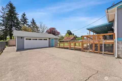 Exterior - 418 E Oakview Ave, Centralia, WA 98531 photo 6 of 9