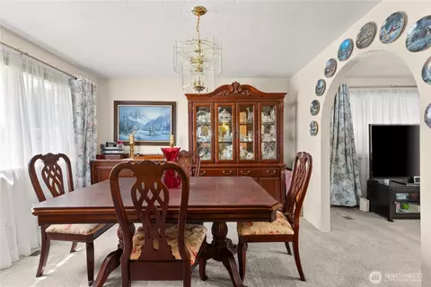 Dining - 418 E Oakview Ave, Centralia, WA 98531 photo 2 of 3