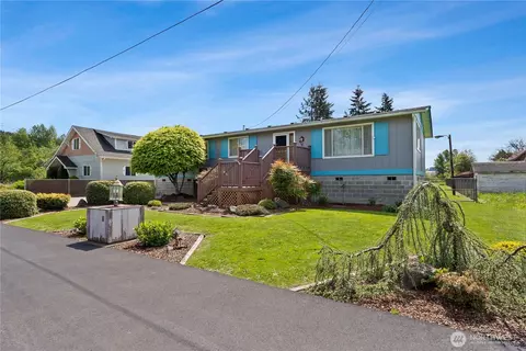 Exterior - 418 E Oakview Ave, Centralia, WA 98531 photo 1 of 9