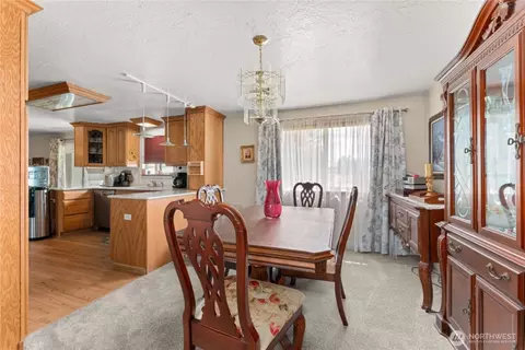 Dining - 418 E Oakview Ave, Centralia, WA 98531 photo 1 of 3