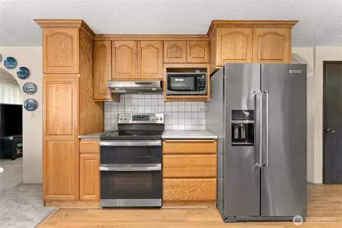 Kitchen - 418 E Oakview Ave, Centralia, WA 98531 photo 3 of 3