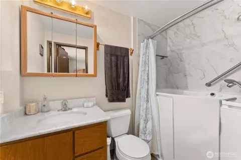 Bath - 418 E Oakview Ave, Centralia, WA 98531 photo 2 of 2