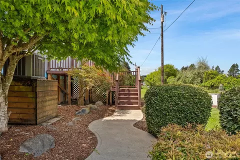 Exterior - 418 E Oakview Ave, Centralia, WA 98531 photo 3 of 9