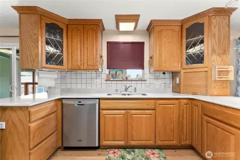 Kitchen - 418 E Oakview Ave, Centralia, WA 98531 photo 2 of 3