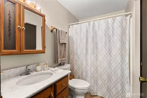 Bath - 418 E Oakview Ave, Centralia, WA 98531 photo 1 of 2
