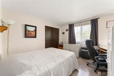 Bedroom - 418 E Oakview Ave, Centralia, WA 98531 photo 1 of 4