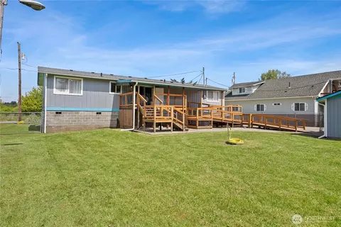 Exterior - 418 E Oakview Ave, Centralia, WA 98531 photo 7 of 9
